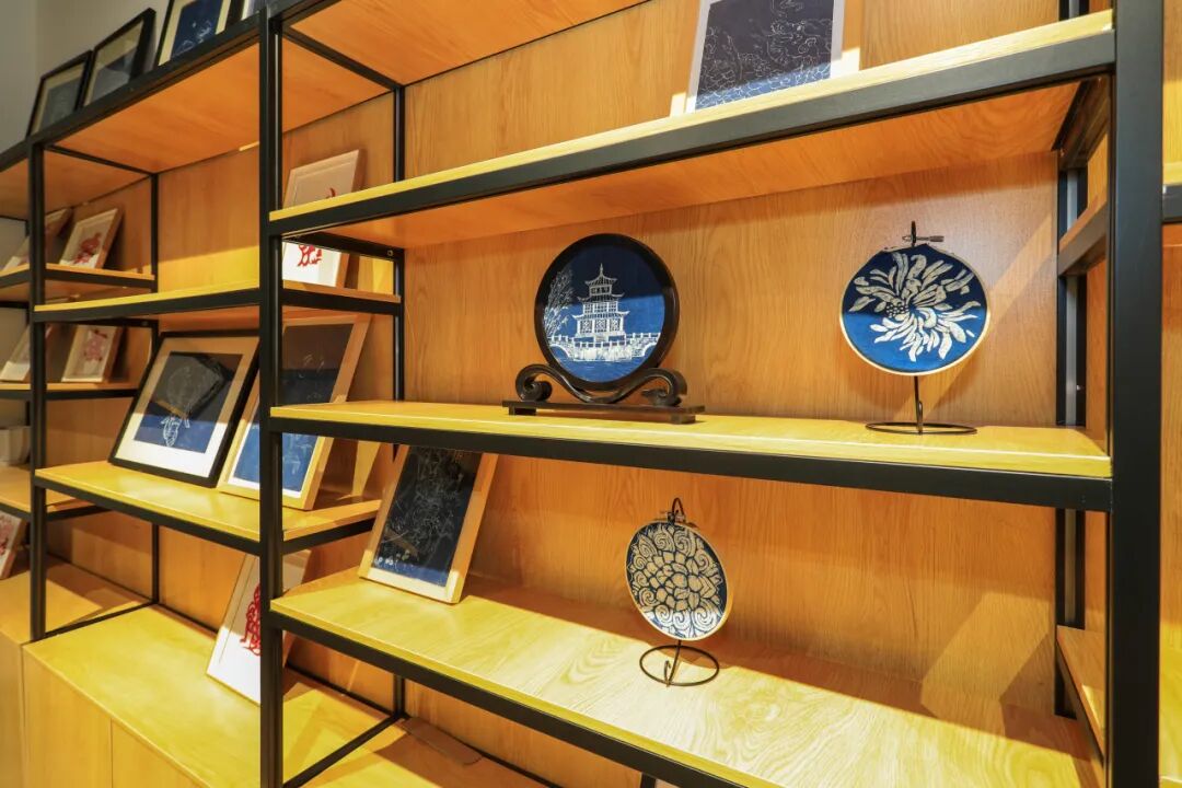 探秘非遗奥秘!当蜡染邂逅漆扇,贵工商开放日太“嗨”了! 探秘非遗奥秘!当蜡染邂逅漆扇,贵工商开放日太“嗨”了!