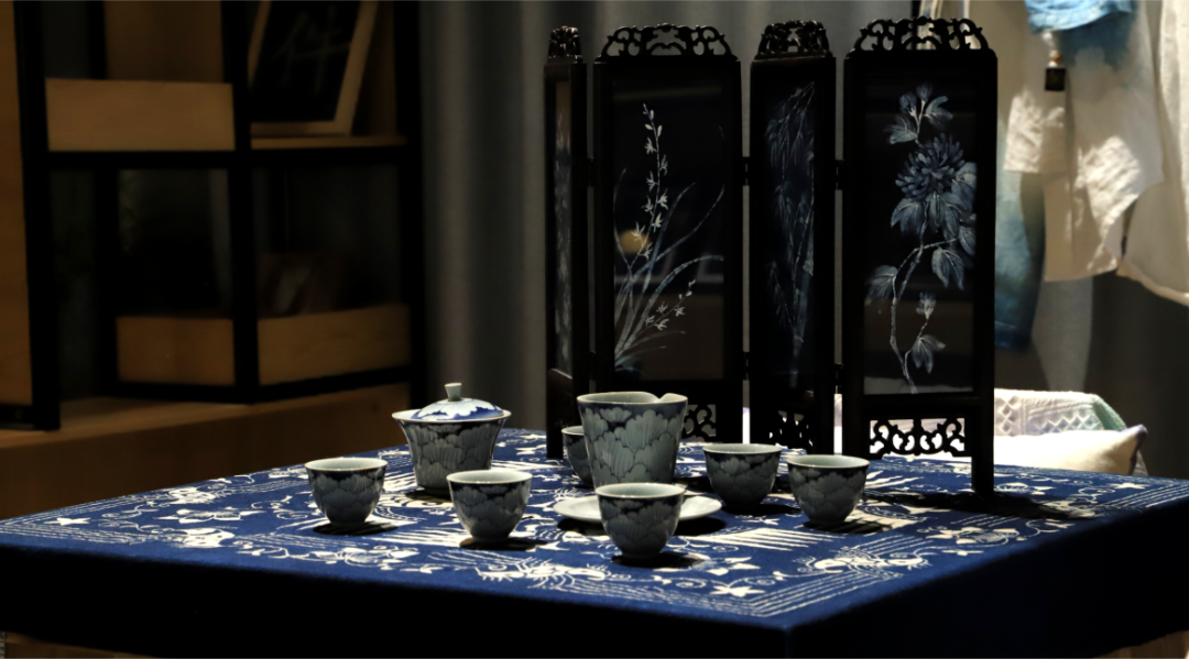 探秘非遗奥秘!当蜡染邂逅漆扇,贵工商开放日太“嗨”了! 探秘非遗奥秘!当蜡染邂逅漆扇,贵工商开放日太“嗨”了!