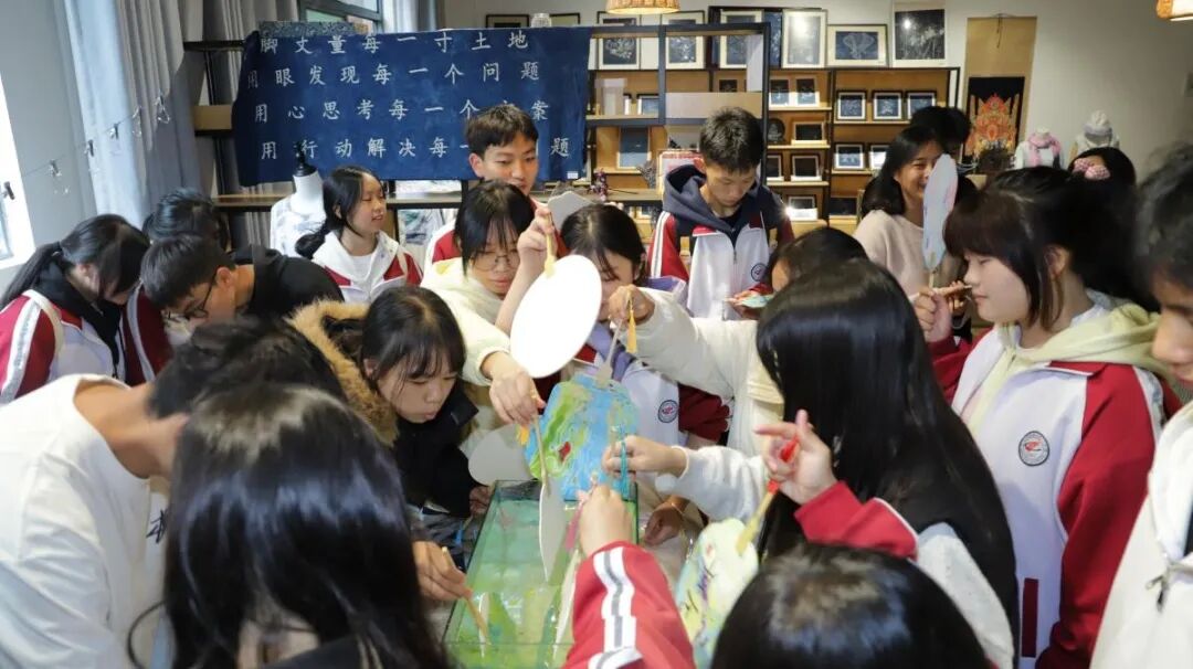 探秘非遗奥秘!当蜡染邂逅漆扇,贵工商开放日太“嗨”了! 探秘非遗奥秘!当蜡染邂逅漆扇,贵工商开放日太“嗨”了!