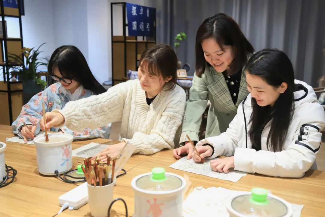 探秘非遗奥秘!当蜡染邂逅漆扇,贵工商开放日太“嗨”了! 探秘非遗奥秘!当蜡染邂逅漆扇,贵工商开放日太“嗨”了!