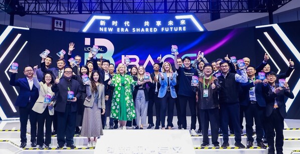 第八届进博会：欧莱雅"美无限，耀八方"点亮未来，荣获"八年全勤生"奖牌
