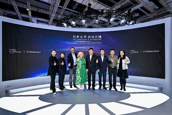 第八届进博会：欧莱雅"美无限，耀八方"点亮未来，荣获"八年全勤生"奖牌