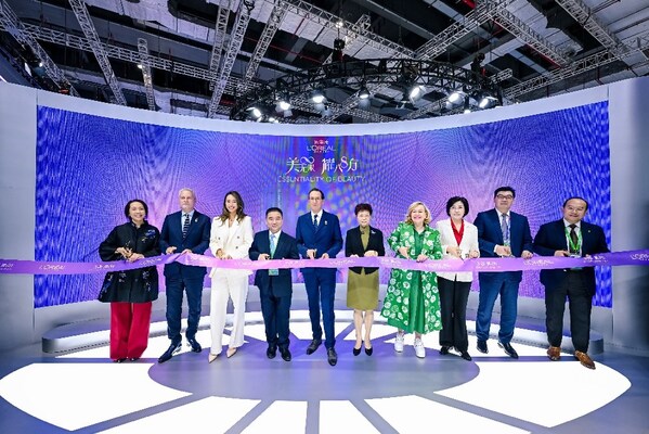 第八届进博会：欧莱雅"美无限，耀八方"点亮未来，荣获"八年全勤生"奖牌