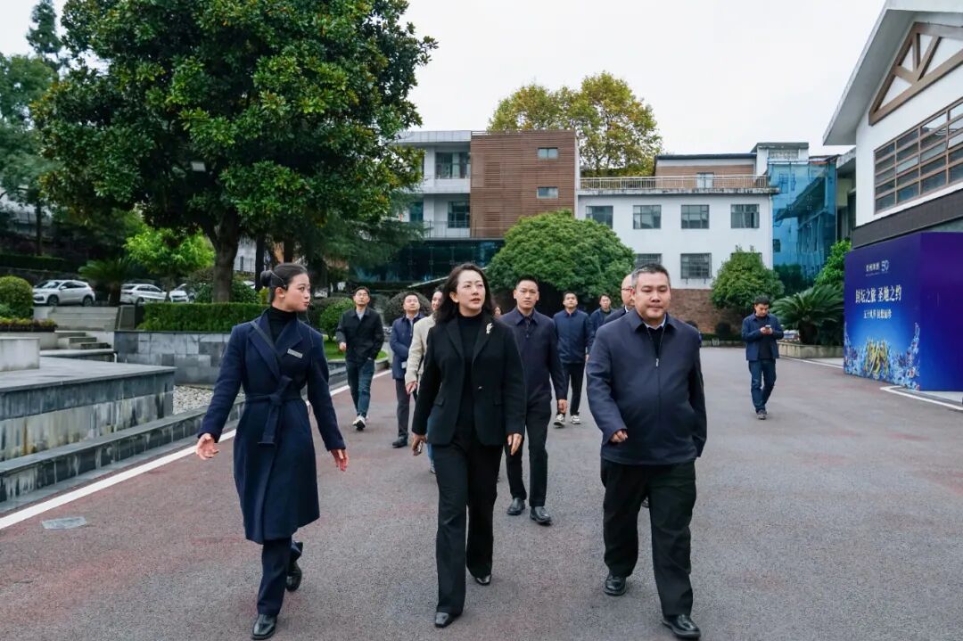 五粮液集团党委委员马丽娟一行到贵州珍酒参观考察