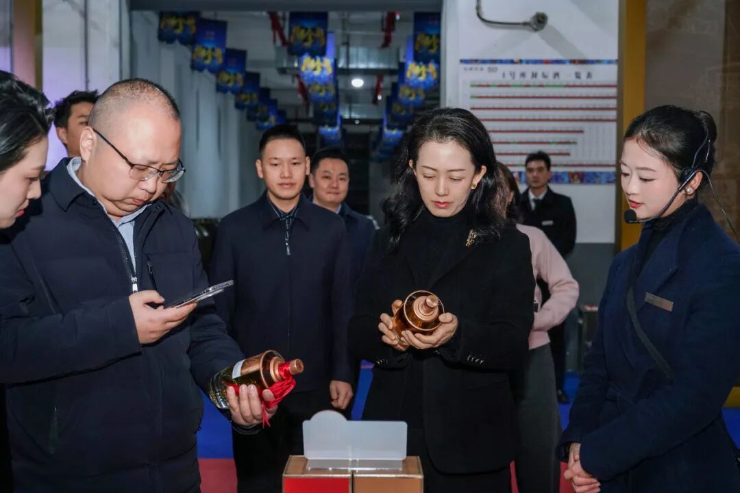 五粮液集团党委委员马丽娟一行到贵州珍酒参观考察
