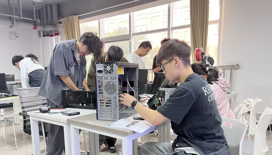 从“理论讲授”到“拆机实战”，重塑大学计算机课堂价值维度