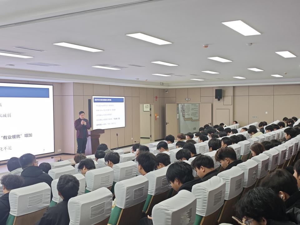 明晰职业定位 规划人生航向：“贵聚英才·安心乐业”活动走进贵州电子科技职业学院