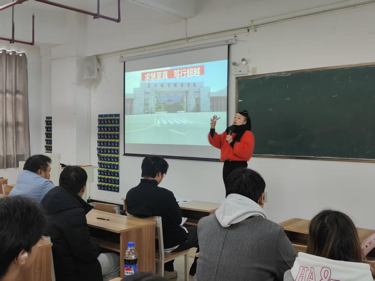 “简”历不凡,“职”等你来——2025贵安新区职业指导服务进校园解锁求职新技能 “简”历不凡,“职”等你来——2025贵安新区职业指导服务进校园解锁求职新技能