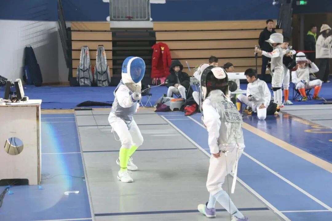 以剑会友 竞逐湖城 遇见贵工商！2025贵阳击剑公开赛清镇启幕！