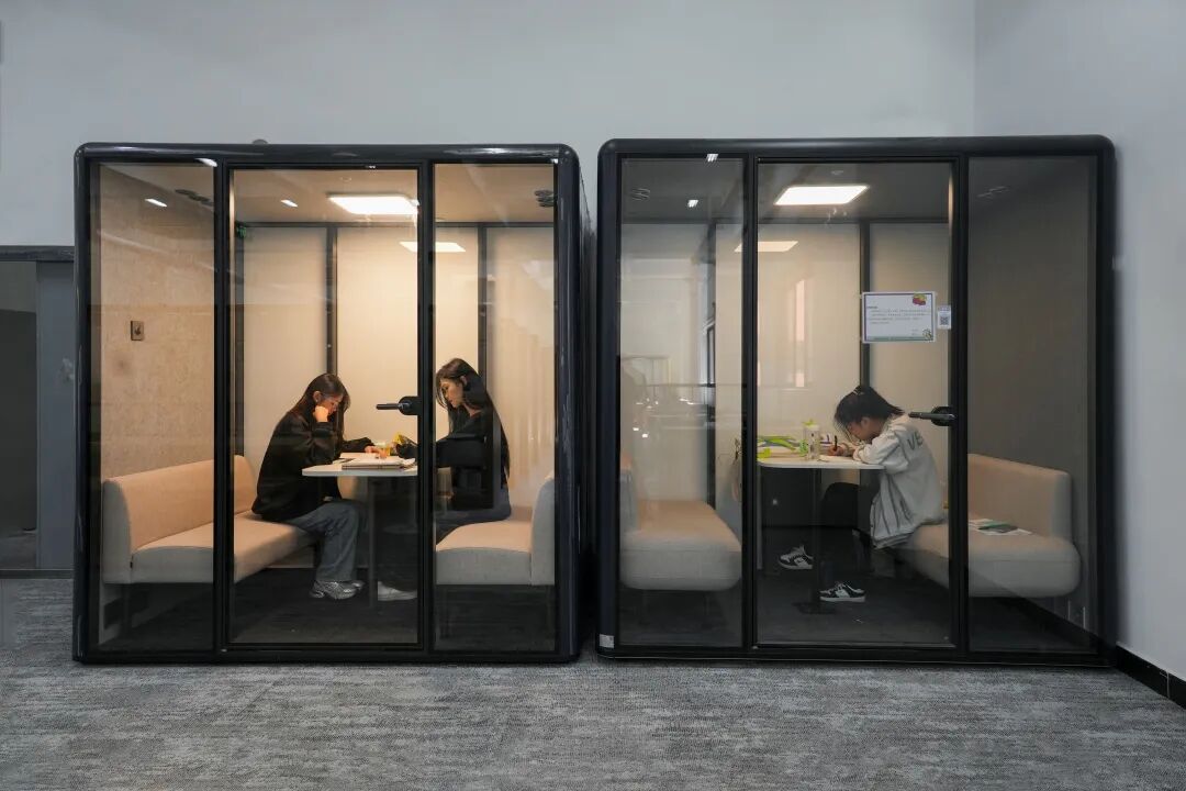 “多彩贵州·书香高原”2025全民阅读总结分享活动在贵州工商职业学院举行