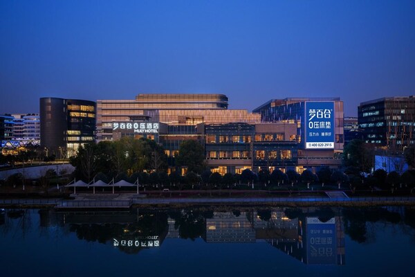 梦百合0压酒店联合轻聆音疗推出颂钵静心疗愈营，开启0压新体验