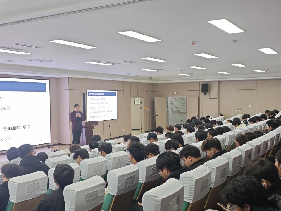 明晰职业定位 规划人生航向：“贵聚英才·安心乐业”活动走进贵州电子科技职业学院