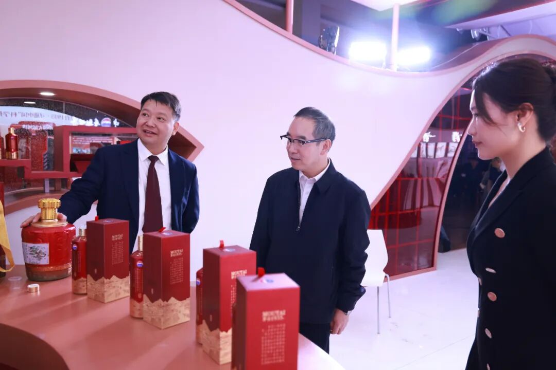 机遇与挑战：历史经典产业的应变逻辑 陈华在2025中国企业家博鳌论坛主论坛作分享