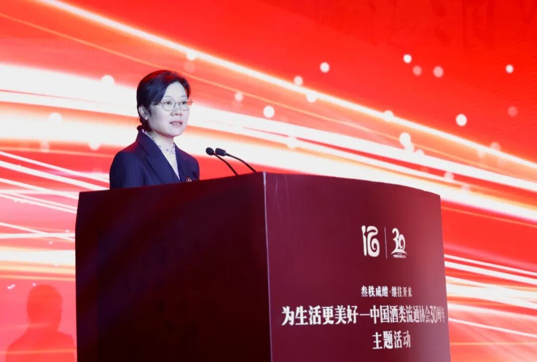 季克良、王莉获授“中国酒业30年重要贡献人物(综合)”荣誉称号 季克良、王莉获授“中国酒业30年重要贡献人物(综合)”荣誉称号