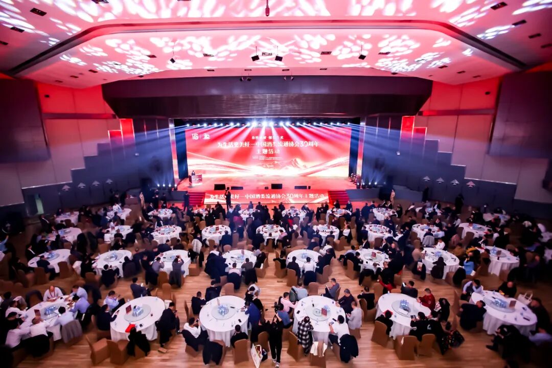 季克良、王莉获授“中国酒业30年重要贡献人物(综合)”荣誉称号 季克良、王莉获授“中国酒业30年重要贡献人物(综合)”荣誉称号