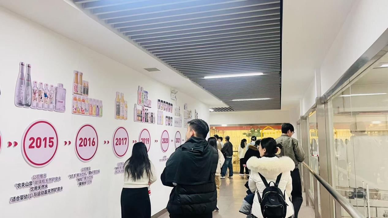 万山区2025年离校未就业高校毕业生入企体验参访农夫山泉 万山区2025年离校未就业高校毕业生入企体验参访农夫山泉