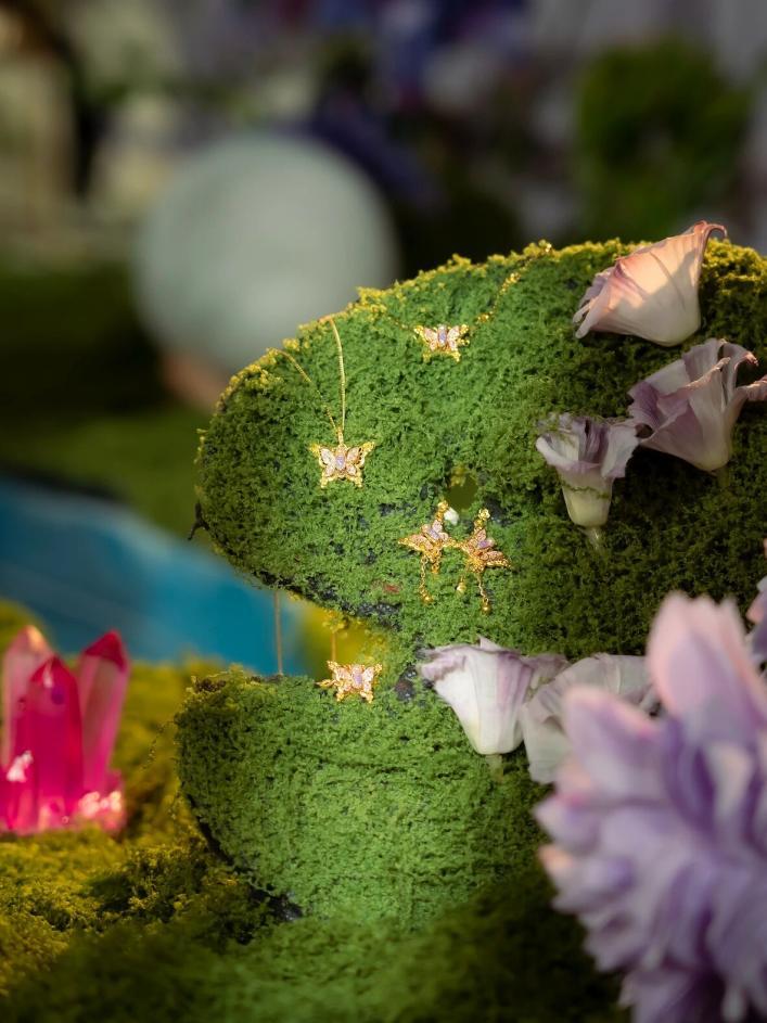 新品爆发2000万!周大生的荧光珐琅,凭什么能让年轻人买单? 新品爆发2000万!周大生的荧光珐琅,凭什么能让年轻人买单?