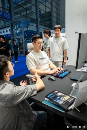 清闲动态人机工学椅亮相第三届“设计深圳”展会 清闲动态人机工学椅亮相第三届“设计深圳”展会