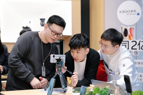 华中首家vivo人文影像馆启幕,邀江城“执镜者”共绘人文光影 华中首家vivo人文影像馆启幕,邀江城“执镜者”共绘人文光影