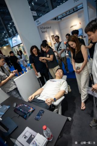 清闲动态人机工学椅亮相第三届“设计深圳”展会 清闲动态人机工学椅亮相第三届“设计深圳”展会