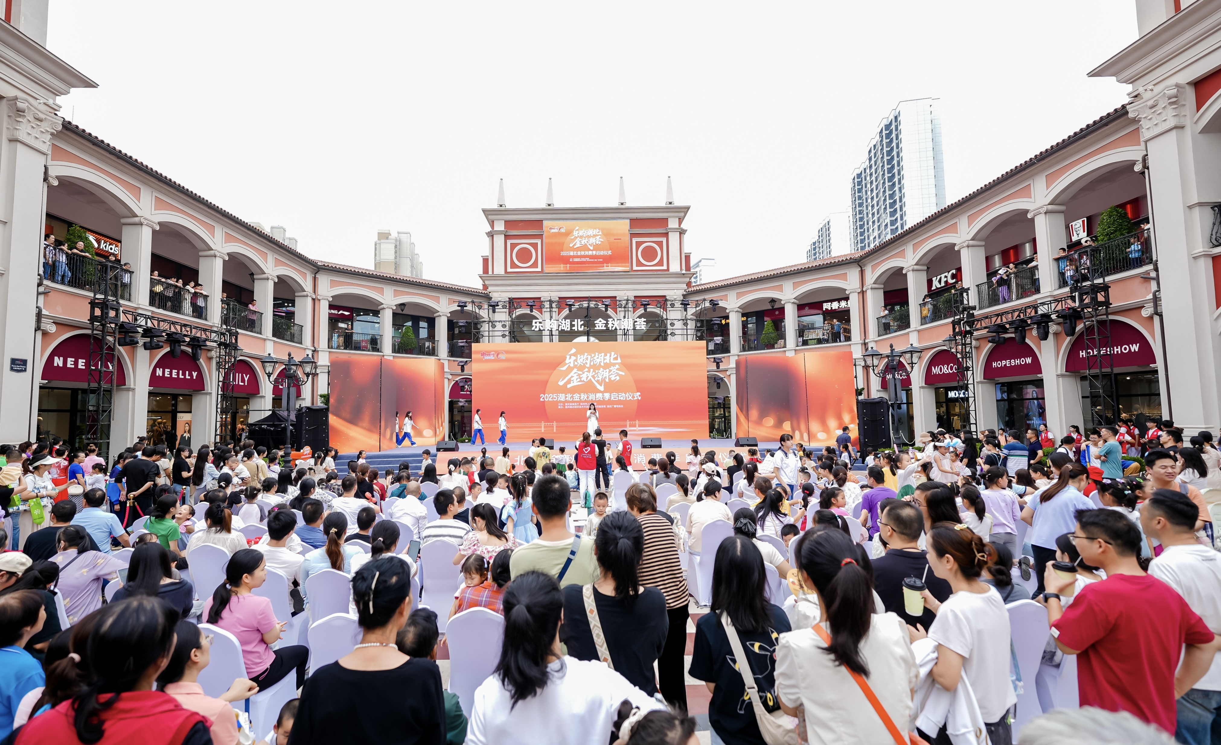 “商文旅”融合战略成效卓著，FV佛罗伦萨小镇国庆中秋假期客销双增长