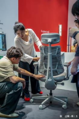 清闲动态人机工学椅亮相第三届“设计深圳”展会 清闲动态人机工学椅亮相第三届“设计深圳”展会