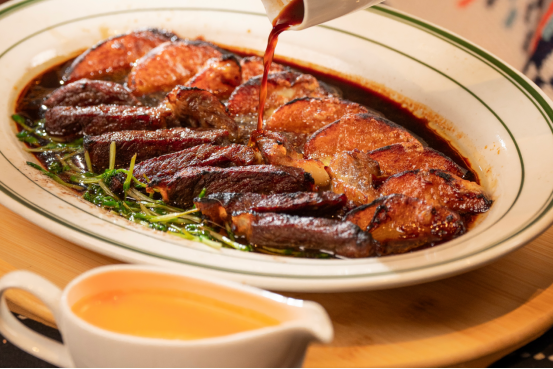 风味口感技术突破与道地食材融合创新，以贵旅精神造贵州牛排