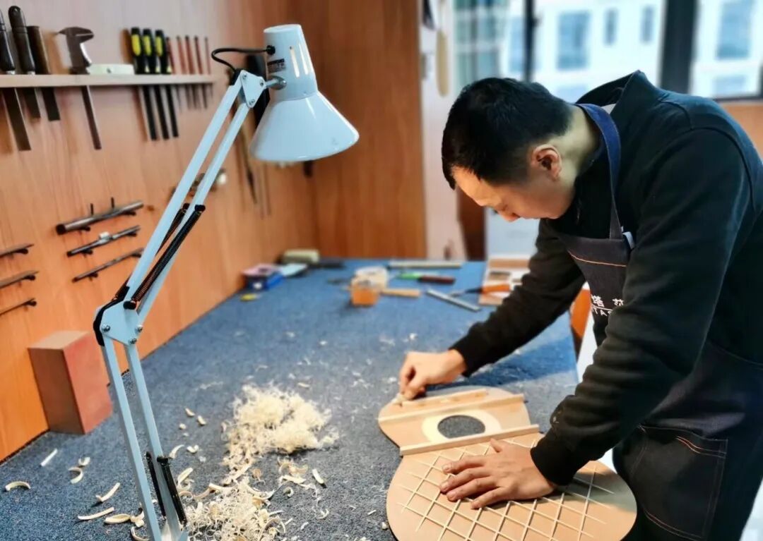 走进“专精特新” | 娜塔莎：一把吉他奏响工业高质量发展新乐章