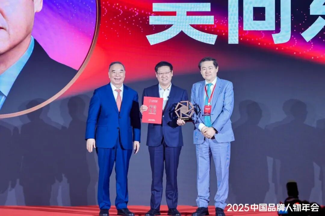 吴向东荣膺“2025中国十大品牌年度人物”