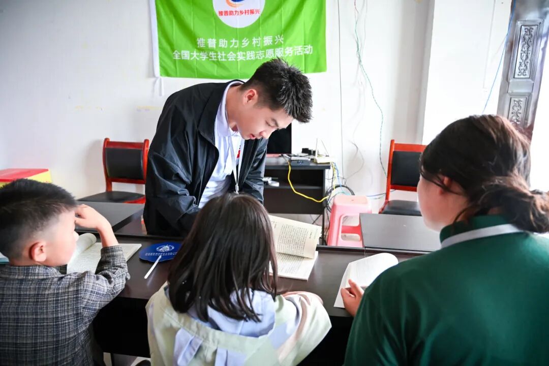 贵州工商职业学院“声耕黔岭”推普实践团获教育部、共青团中央表彰！