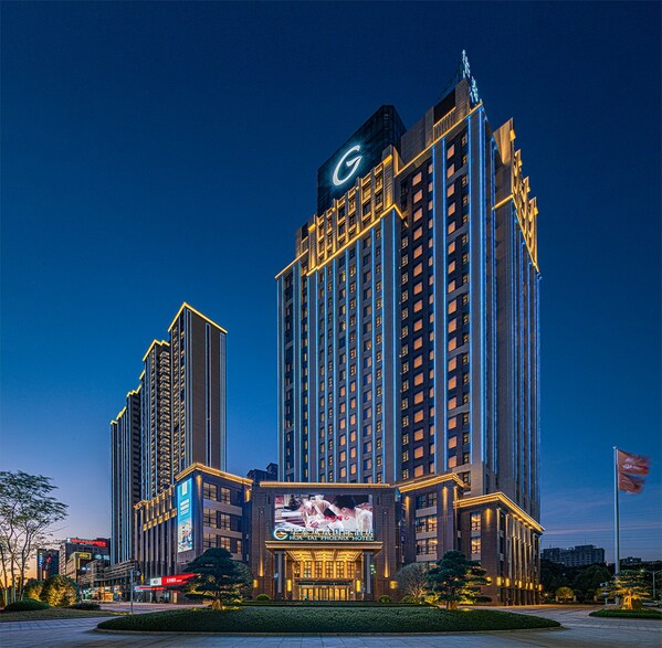 全场景服务铸标杆 温暖底色绘新篇 ---- 凤凰酒店提交2025年 "温情答卷"