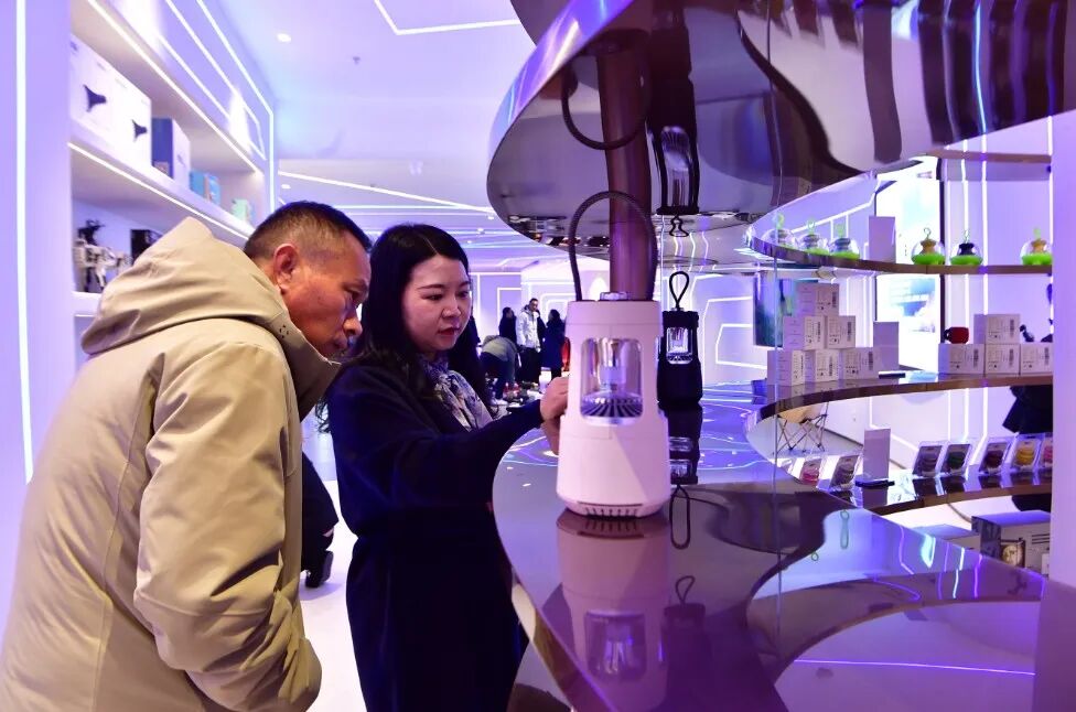 近百款机器人已就位!全球首家机器人6S店贵州首店落户观山湖 近百款机器人已就位!全球首家机器人6S店贵州首店落户观山湖