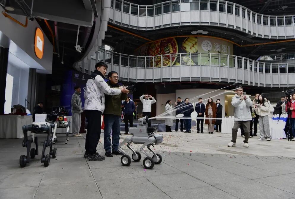 近百款机器人已就位!全球首家机器人6S店贵州首店落户观山湖 近百款机器人已就位!全球首家机器人6S店贵州首店落户观山湖