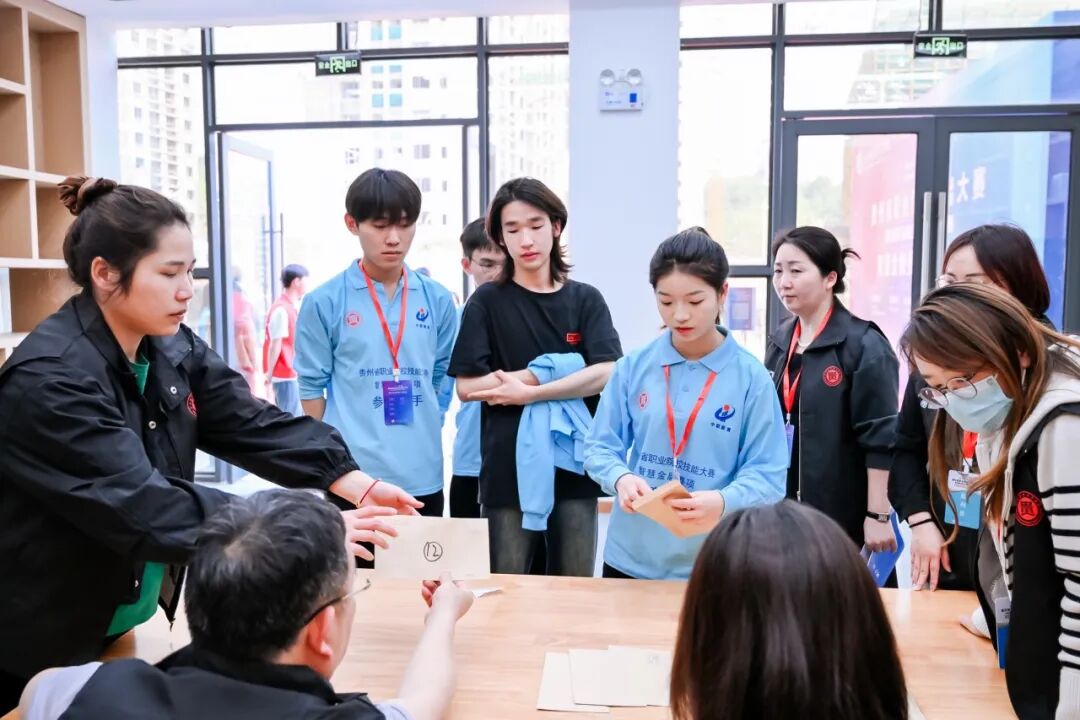 青春 · 榜YOUNG |六边形战士的养成笔记：当跨界成为常态，她的底气来自这三本“秘密武器”