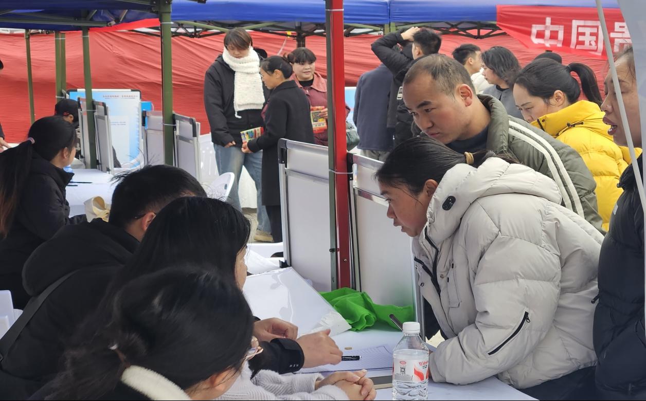 线上线下搭平台千余岗位促就业——贵安新区“春风行动”招聘会走进马场镇