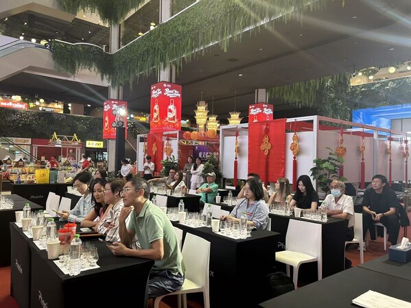 中国酒类流通协会主席团成员与 AWC 集团举行高层会晤 中国酒类流通协会主席团成员与 AWC 集团举行高层会晤