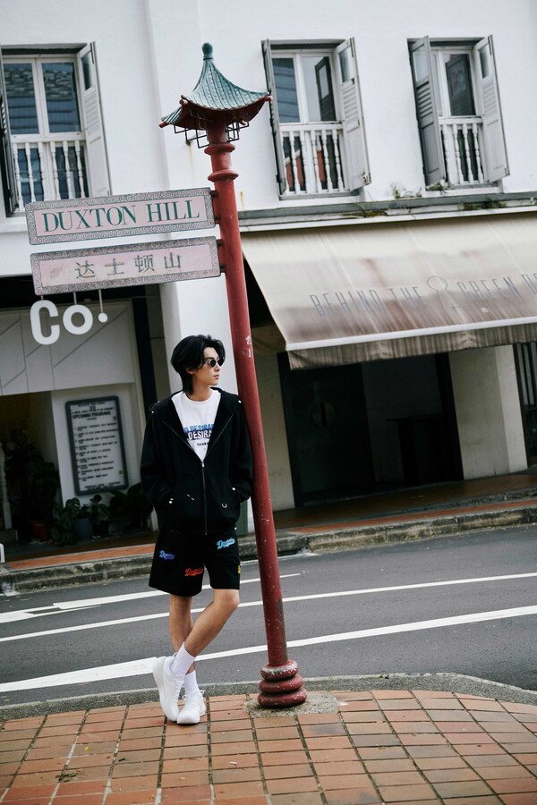 王鹤棣D.Desirable品牌快闪店国际首站落地新加坡  携手本地艺术家共创"新"式美学