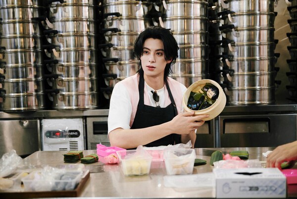 王鹤棣D.Desirable品牌快闪店国际首站落地新加坡  携手本地艺术家共创"新"式美学