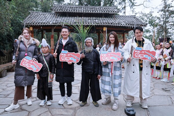 香港艺人沉浸式体验贵州福主题之旅，齐赞贵旅集团春季线路产品