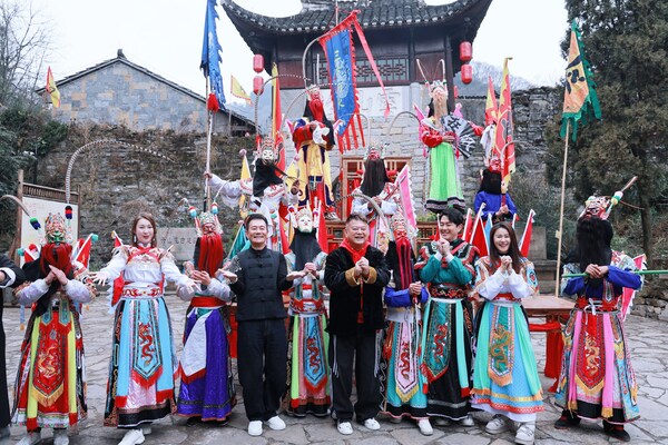 香港艺人沉浸式体验贵州福主题之旅，齐赞贵旅集团春季线路产品