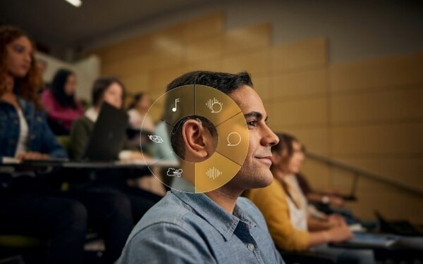 科利耳Nucleus™ 8声音处理器：听觉科技成就自信少年