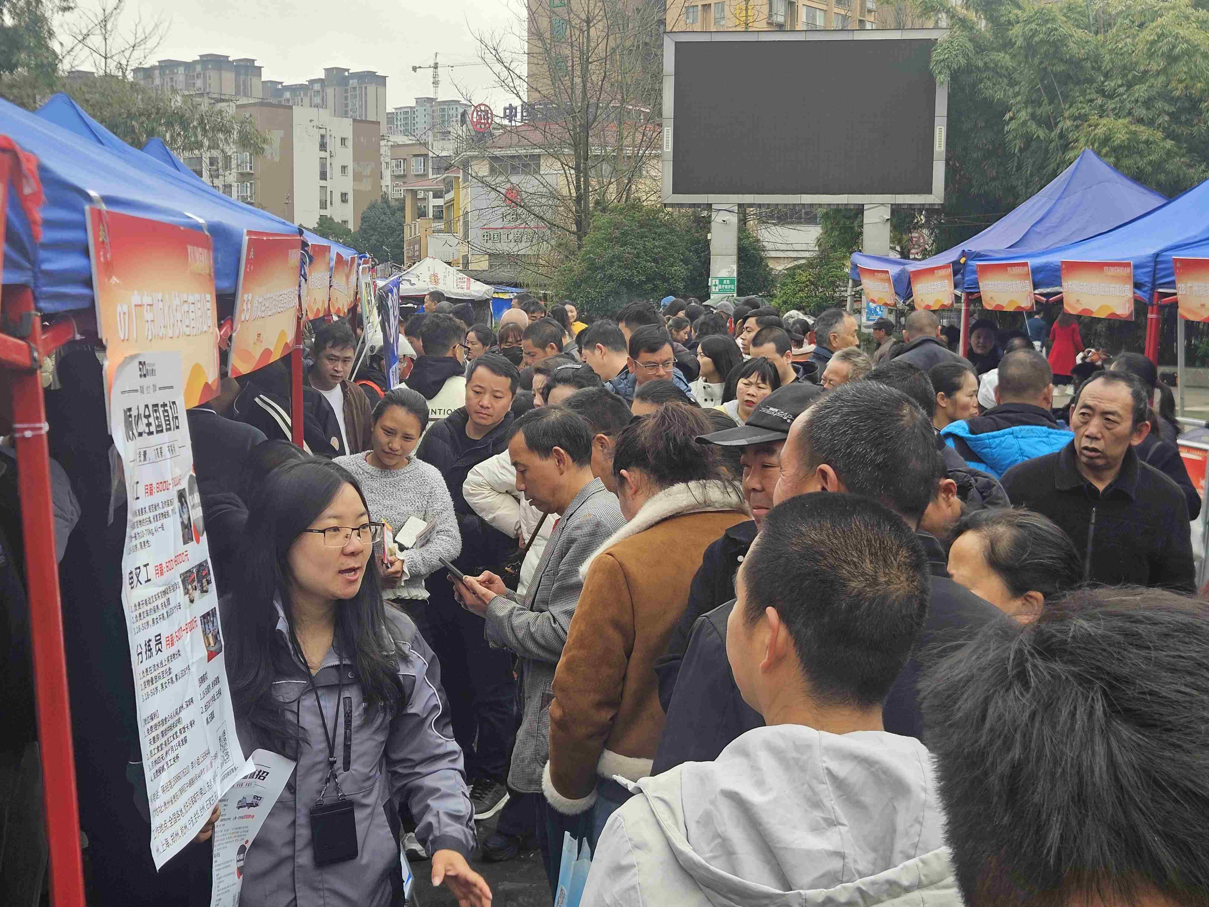 春风送岗促就业 精准服务暖民心— —2026年修文县春风行动专场招聘会举行