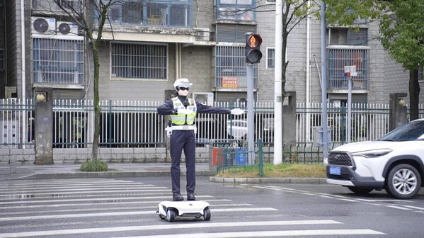 奇瑞墨甲交警机器人护航开学首日,"芜优"智警R009上岗校园护学岗 奇瑞墨甲交警机器人护航开学首日,"芜优"智警R009上岗校园护学岗