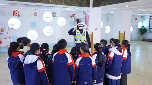 奇瑞墨甲交警机器人护航开学首日,"芜优"智警R009上岗校园护学岗 奇瑞墨甲交警机器人护航开学首日,"芜优"智警R009上岗校园护学岗