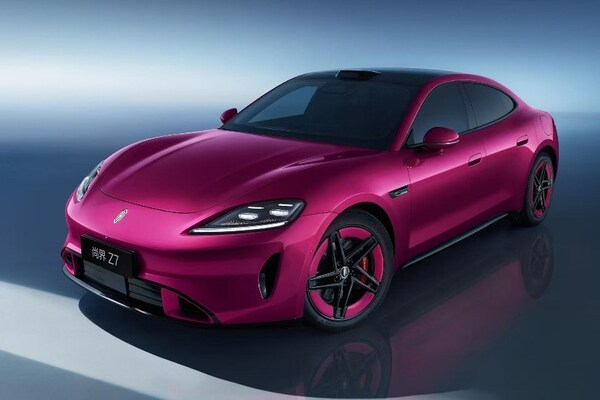 鸿蒙智行纯电轿跑尚界Z7首发亮相，立邦助力"电光紫粉"色彩构想落地