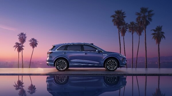 鸿蒙智行纯电轿跑尚界Z7首发亮相，立邦助力"电光紫粉"色彩构想落地