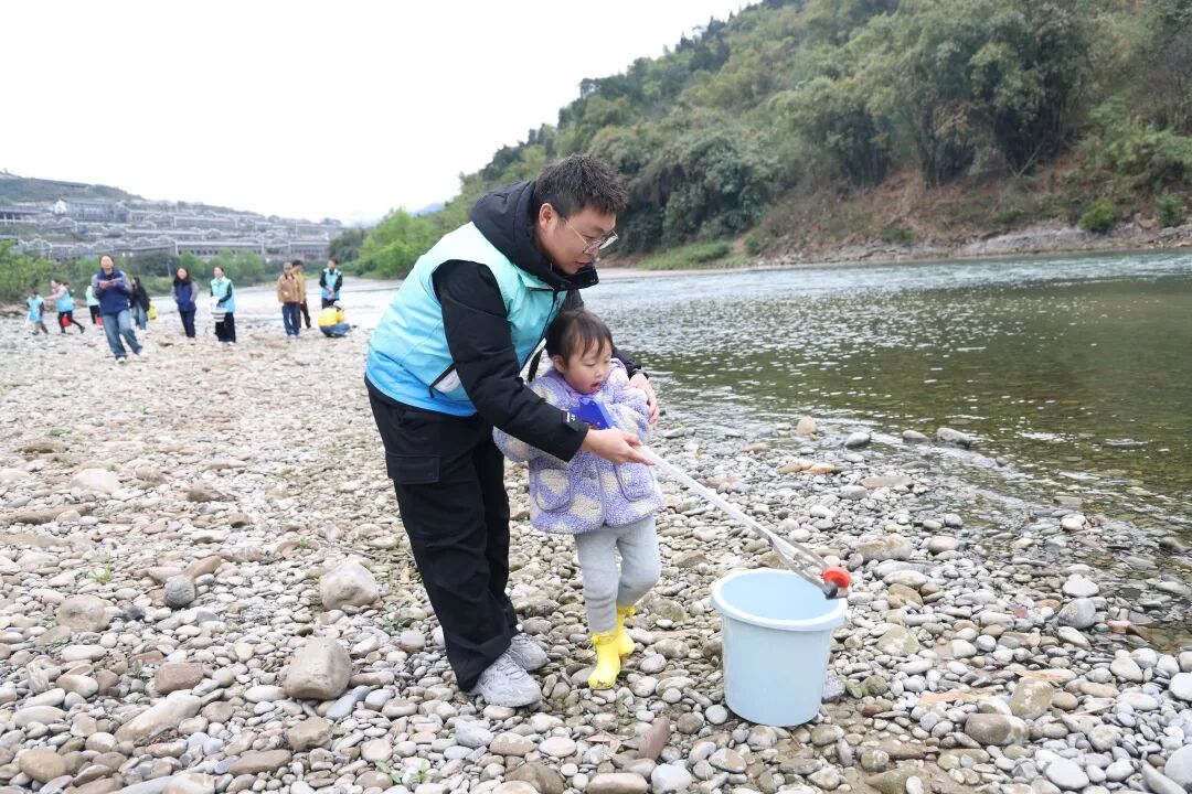 茅台亲子巡河  守护碧水家园