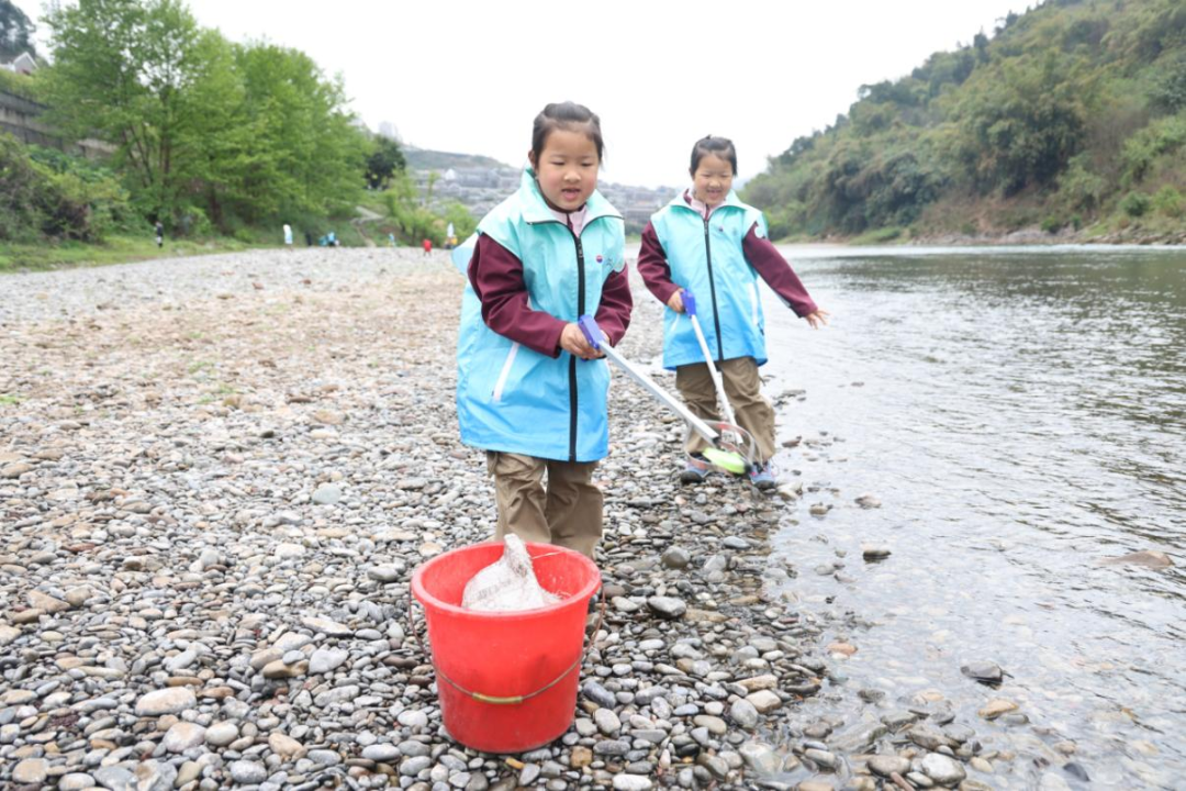 茅台亲子巡河  守护碧水家园