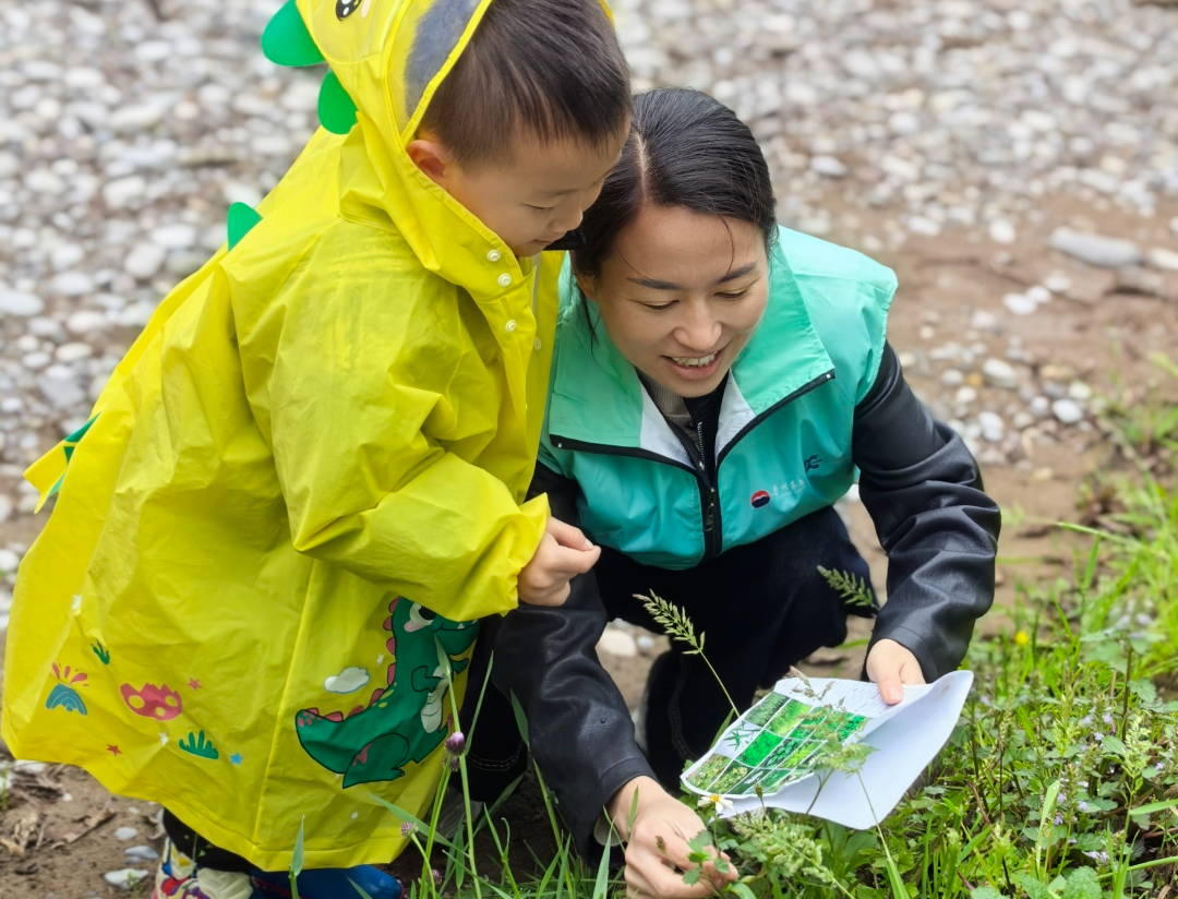 茅台亲子巡河  守护碧水家园