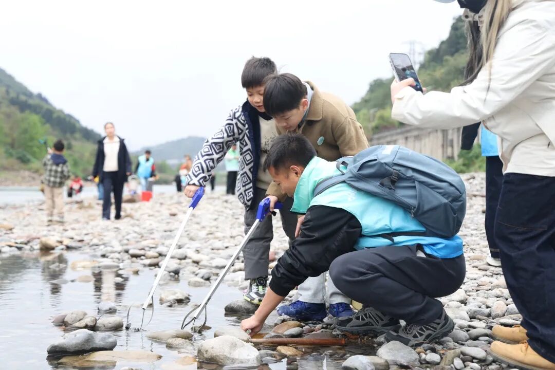 茅台亲子巡河  守护碧水家园